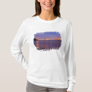 The Golden Gate Bridge i skymningen från Kirby Cov T-shirt