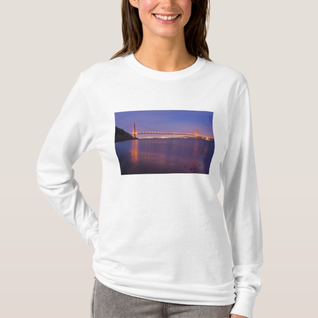 The Golden Gate Bridge i skymningen från Kirby Cov T-shirt (Framsida)