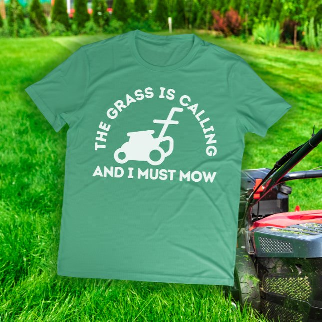 The Grass Is Calling and I Must Mow Funny Graphic  T Shirt (Skapare uppladdad)