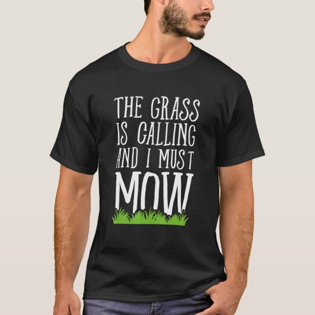 The Grass Is Calling And I Must Mow Lawn Mowing T Shirt (Framsida)