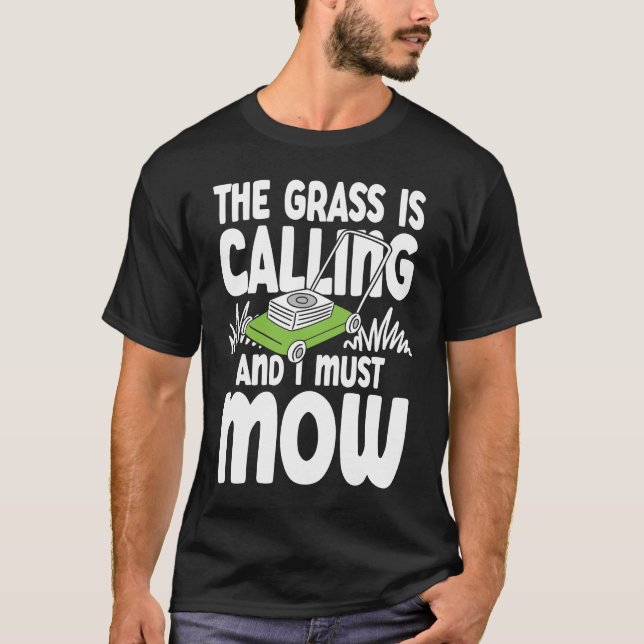 The Grass is Calling and I Must Mow T Shirt (Framsida)