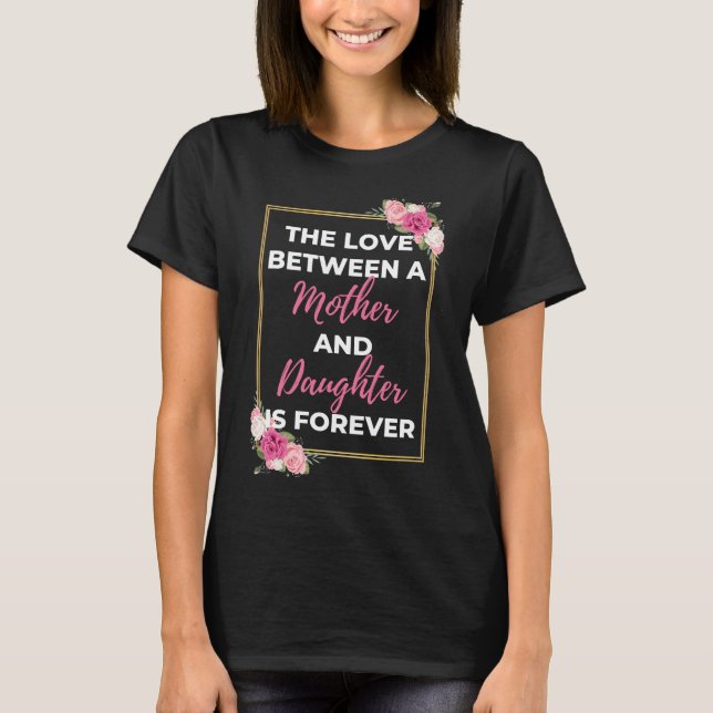 The Love Between A Mother And Daughter Is Forever T Shirt (Framsida)