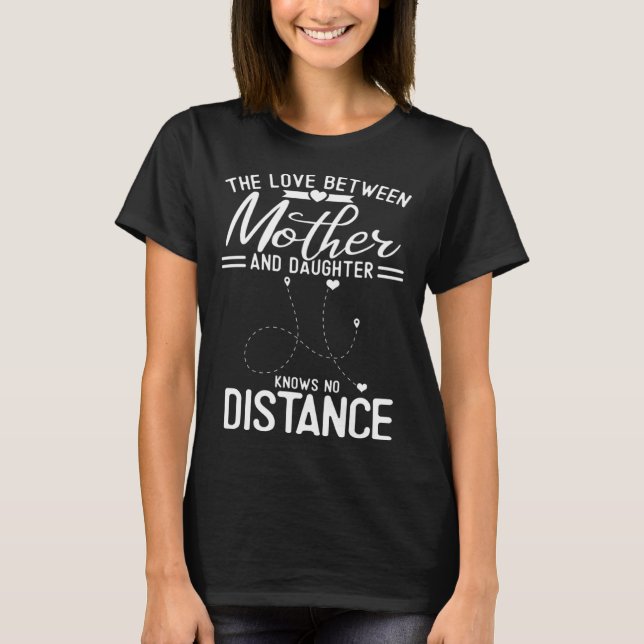 The Love Between Mother And Daughter Knows No Dist T Shirt (Framsida)