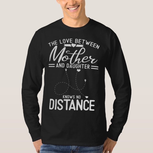 The Love Between Mother And Daughter Knows No Dist T Shirt (Framsida)