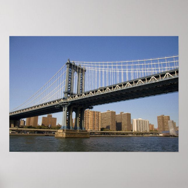 The Manhattan Bridge spänner över East River 2 Poster (Framsidan)