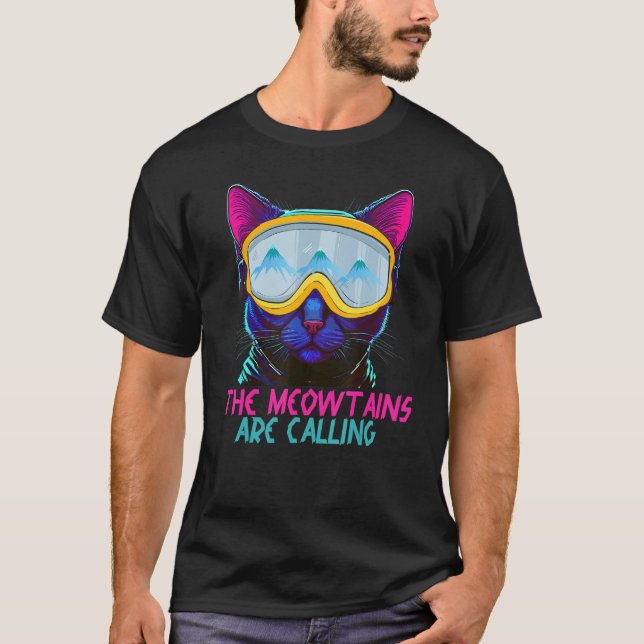 The Meowtains Are Calling Ski and Snowboard Cat Lo T Shirt (Framsida)