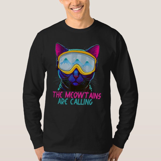The Meowtains Are Calling Ski and Snowboard Cat Lo T Shirt (Framsida)