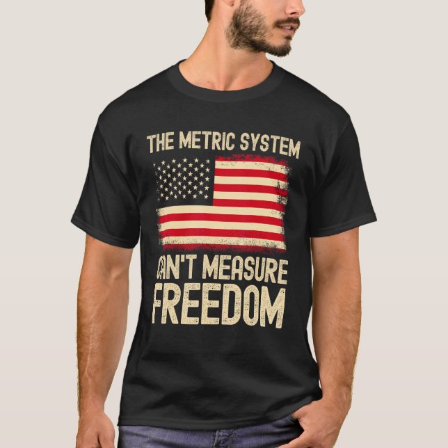The Metric System Can t Measure Freedom USA Flag 4 T Shirt (Framsida)