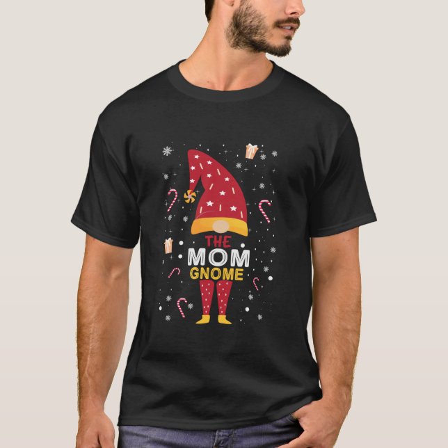 The Mom Gnome Christmas Plaid Matching Family Funn T Shirt (Framsida)
