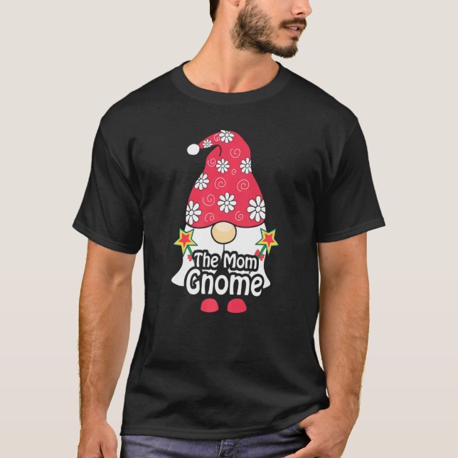 The Mom Gnome Family Matching Christmas T Shirt (Framsida)