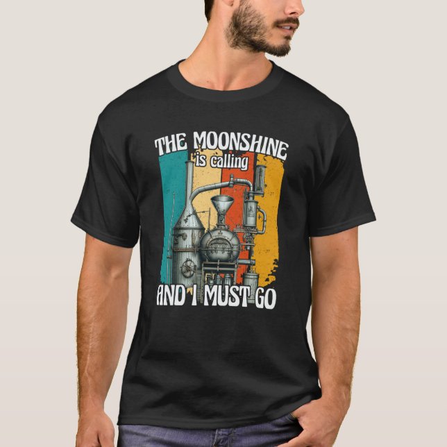 The Moonshine Is Calling I Must Go T Shirt (Framsida)
