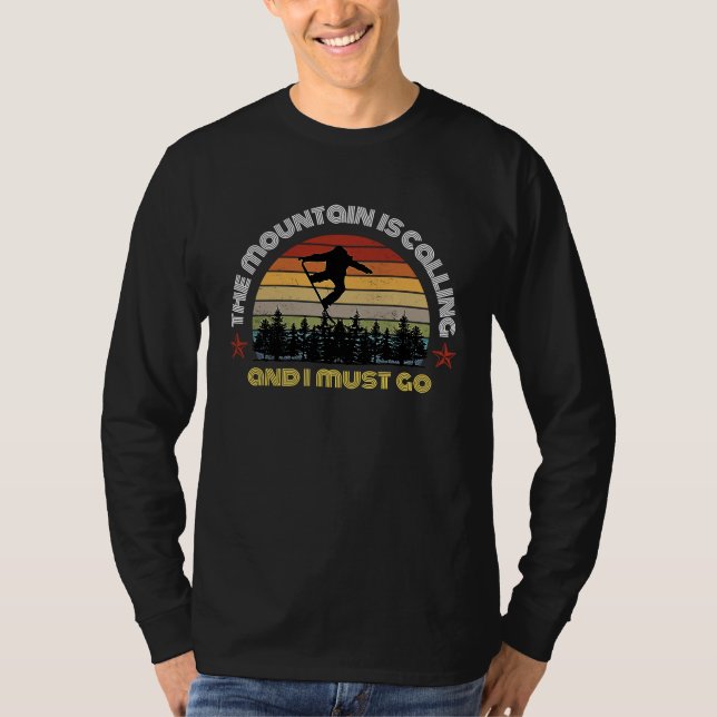 The Mountain is Calling and I must Go Skiing Funny T Shirt (Framsida)