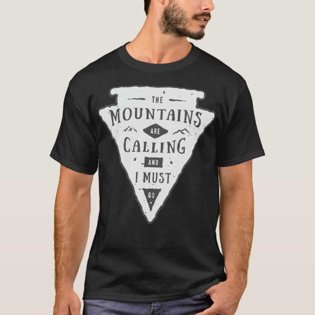 The mountains are calling and i must fatigue adven t shirt (Framsida)