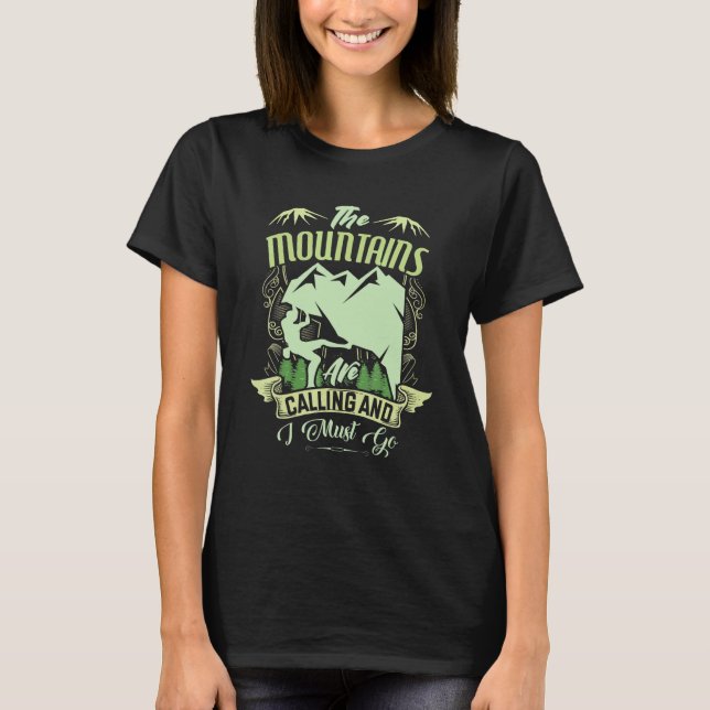 The Mountains are Calling and I Must Go 4 T Shirt (Framsida)