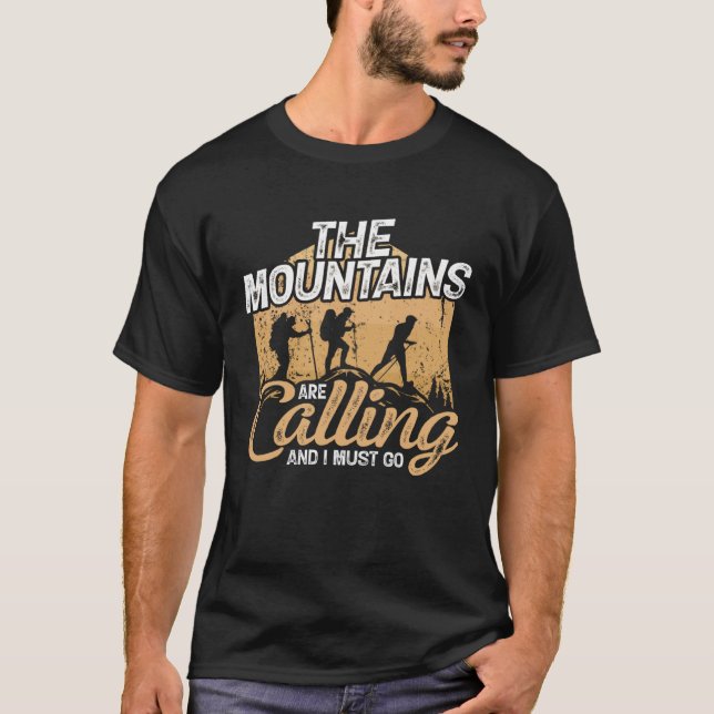 The Mountains Are Calling And I Must Go  Hiker Hik T Shirt (Framsida)