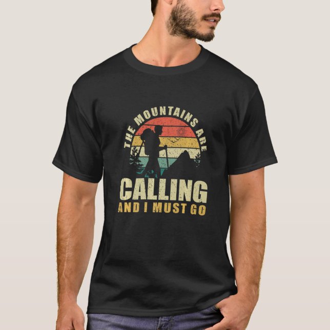 The Mountains Are Calling And I Must Go. Hiking Pr T Shirt (Framsida)