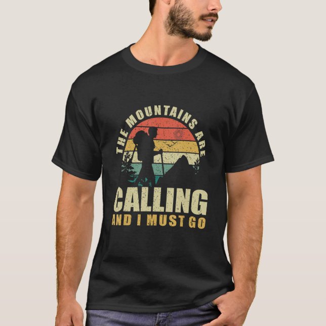 The Mountains Are Calling And I Must Go. Hiking T Shirt (Framsida)