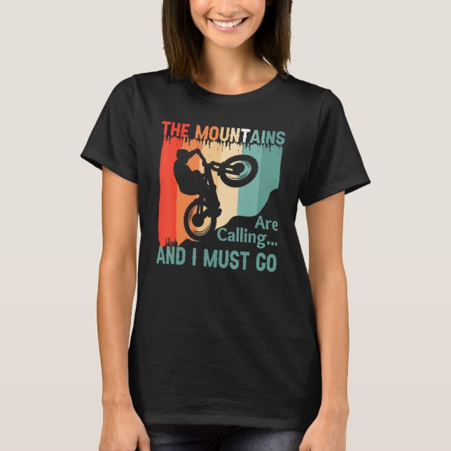 The Mountains Are Calling and I Must Go Mountain B T Shirt (Framsida)