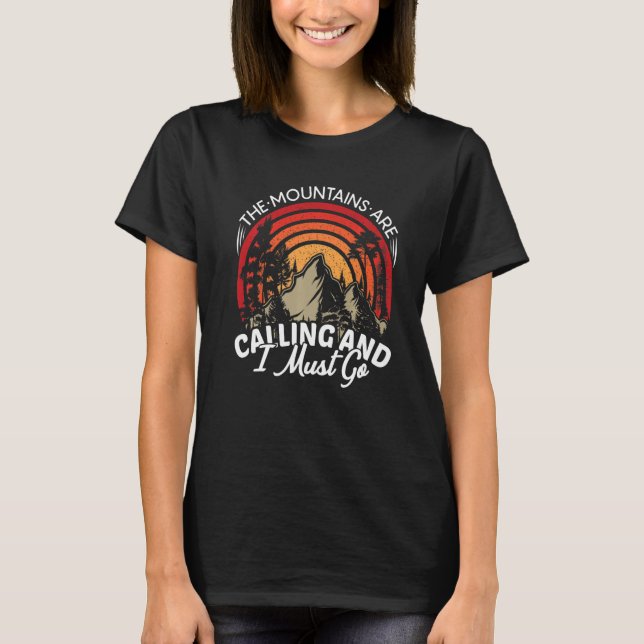 The Mountains Are Calling And I Must Go Premium T Shirt (Framsida)