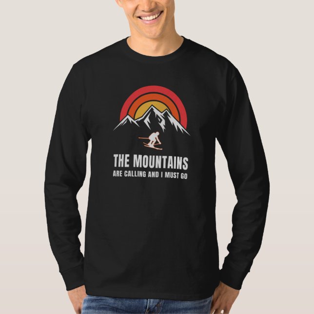 The Mountains Are Calling And I Must Go Skier Ski  T Shirt (Framsida)