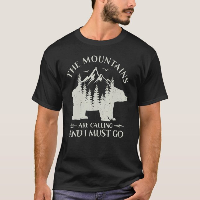 The Mountains are calling and i must go wild bear  T Shirt (Framsida)