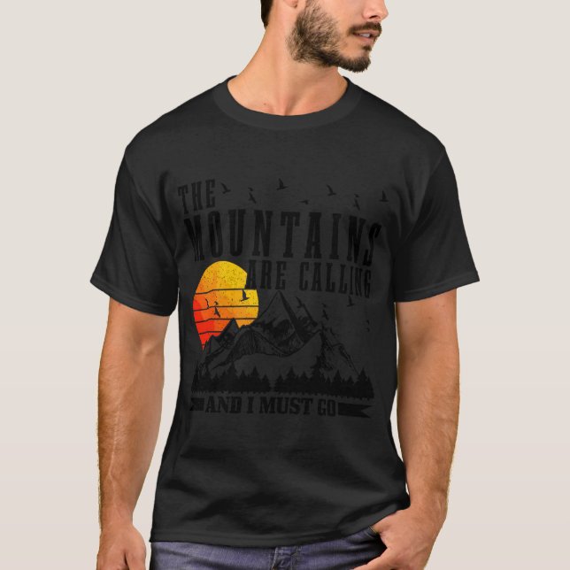 The Mountains Are Calling I Must Go Hiking Camping T Shirt (Framsida)