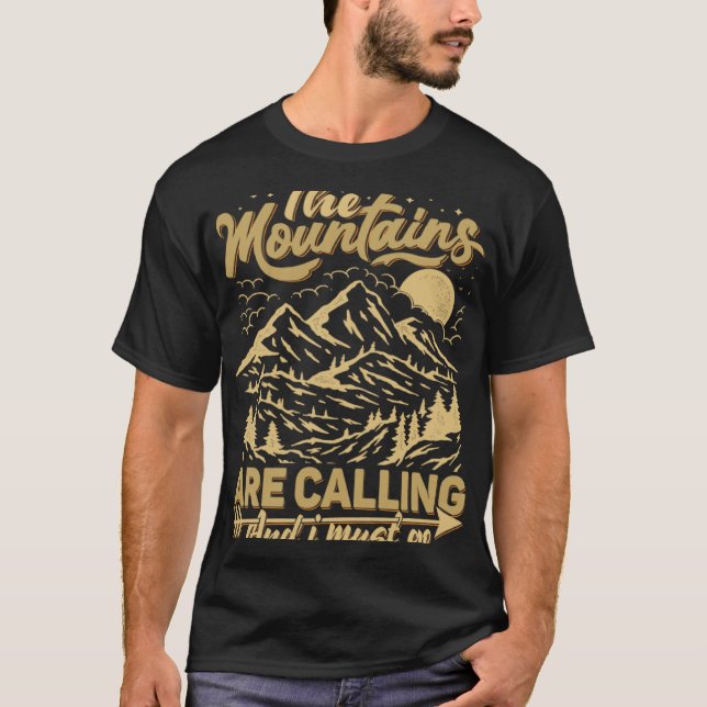 The Mountains Are Calling & I Must Go  Mountains Q T Shirt (Framsida)