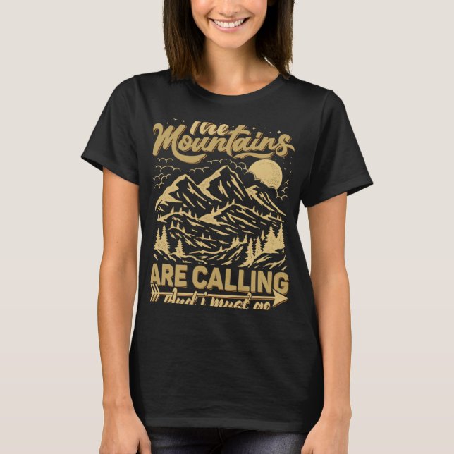 The Mountains Are Calling & I Must Go  Mountains Q T Shirt (Framsida)