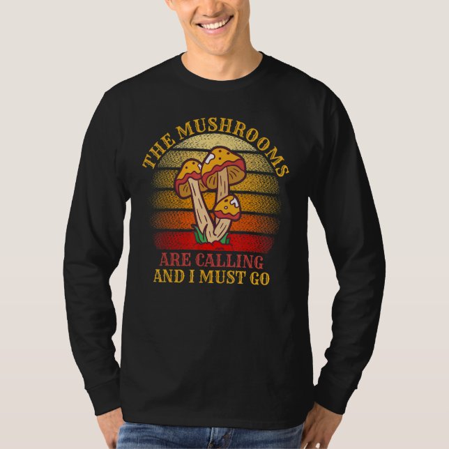 The Mushrooms Are Calling And I Must Go Mushroom T Shirt (Framsida)