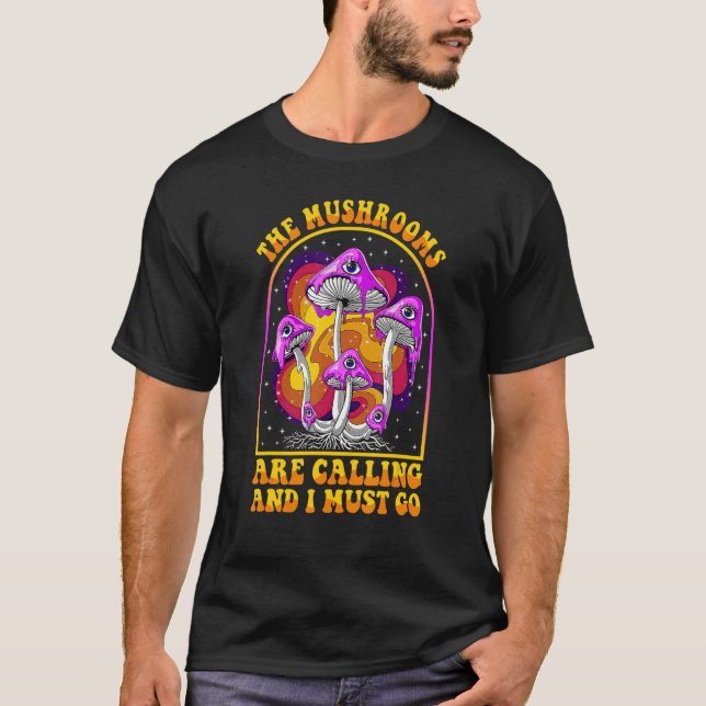 The Mushrooms Are Calling I Must Go Mycologist Gif T Shirt (Framsida)
