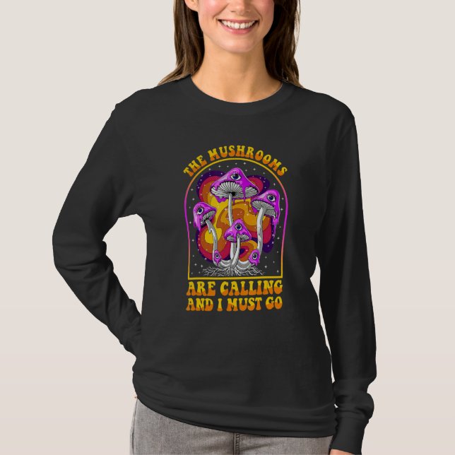 The Mushrooms Are Calling I Must Go Mycologist Gif T Shirt (Framsida)