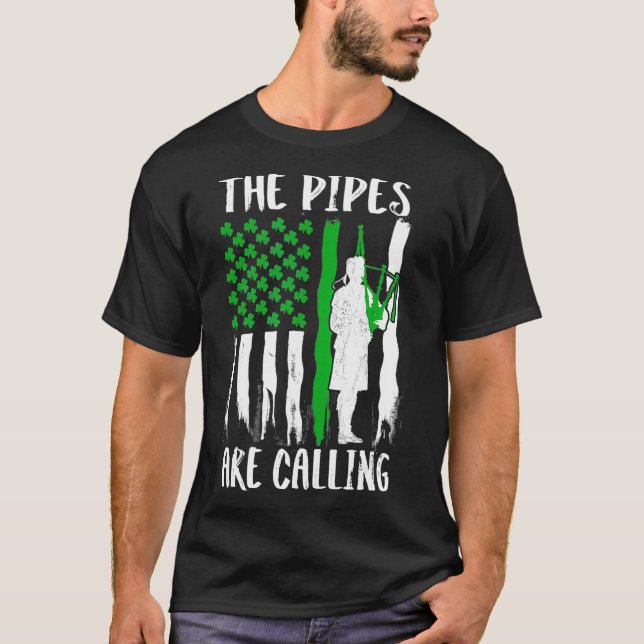 The Pipes Are Calling St Patricks Day Irish  (2) T Shirt (Framsida)