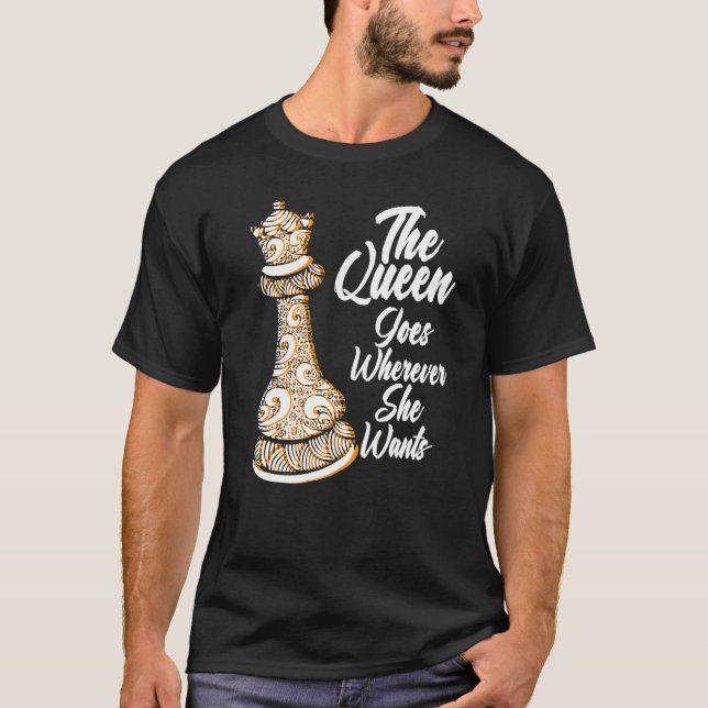 The queen goes wherever she wants chessmen chess p t shirt (Framsida)