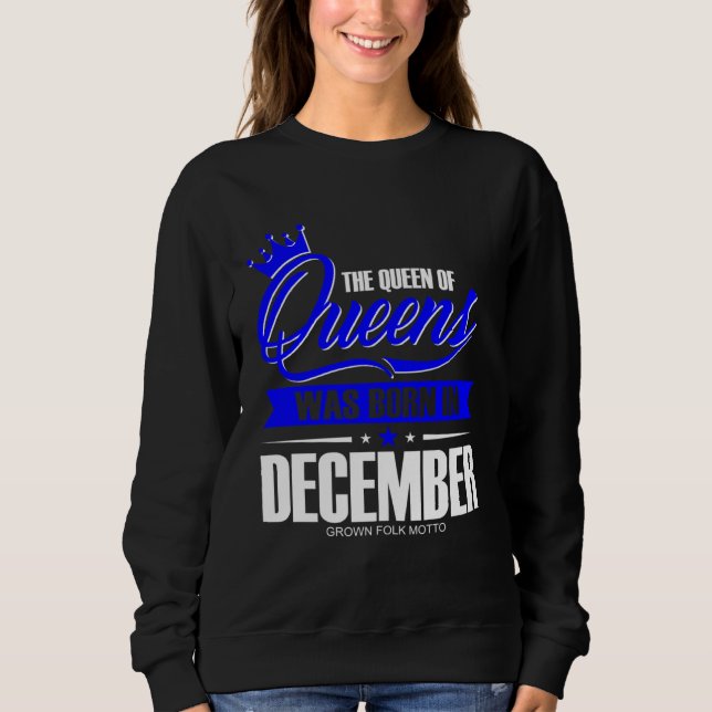 The Queen of Queens was Born in December T Shirt (Framsida)