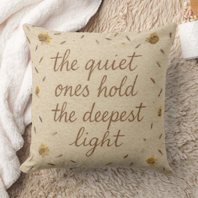 The Quiet Ones Hold the Deepest Light Throw Pillow Kudde (Filt)