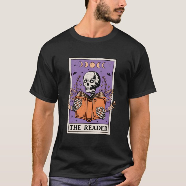 The Reader Tarot Card Skeleton Reading Book Bookis T Shirt (Framsida)