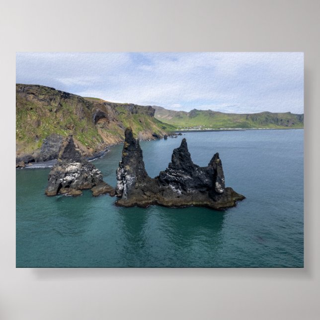 The Reynisdrangar rock formations in Iceland Poster (Framsidan)