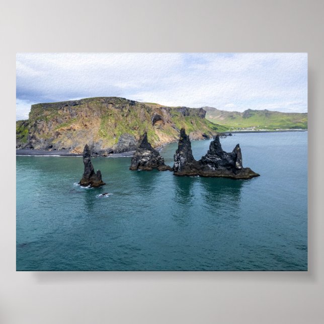 The Reynisdrangar rock formations in Iceland Poster (Framsidan)