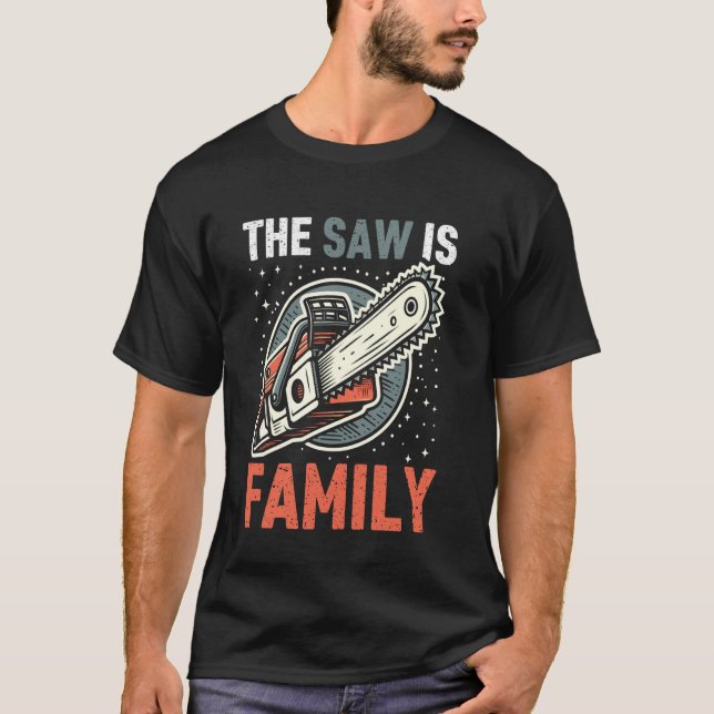 The Saw Is Family Chainsaw T Shirt (Framsida)