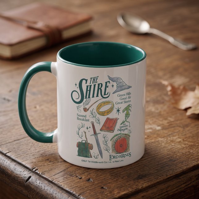 THE SHIRE™ Vattenfärgskollagegrafik Mugg (Simulated mug on table)