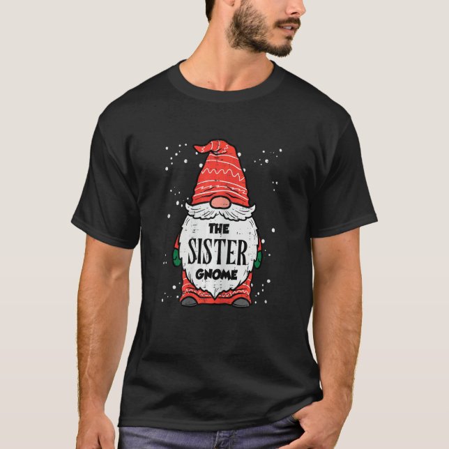 The Sister Gnome Xmas Matching Christmas For Famil T Shirt (Framsida)