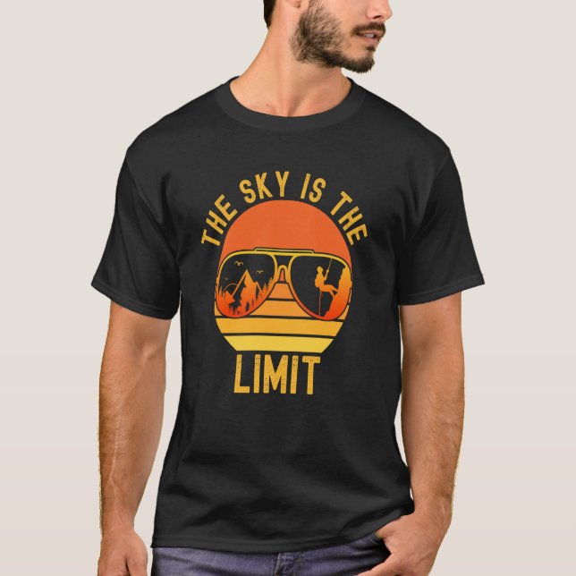 The Sky Is The Limit Retro Sunset Rock Climbing Cl T Shirt (Framsida)