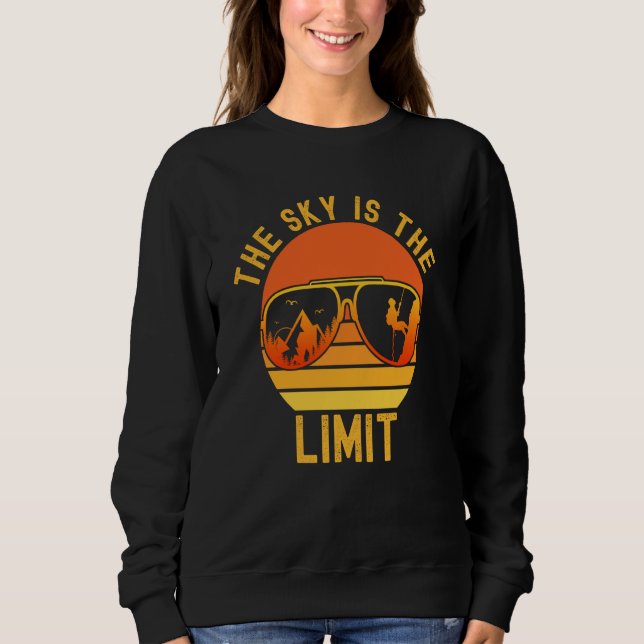 The Sky Is The Limit Retro Sunset Rock Climbing Cl T Shirt (Framsida)