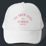 The Snow Bach Ski Theme Sängvätning Keps<br><div class="desc">The Snow Bach anpassade rosa logohattar är perfekta för din snö eller skidtema sängvätning fest. Anpassa med detaljerna om din sängvätning ...  år,  resort och destination. Perfekt för en snö eller skidtema sängvätning fest eller en destination sängvätning. Matchande tillbehör finns i The Snow Bach Collection.</div>