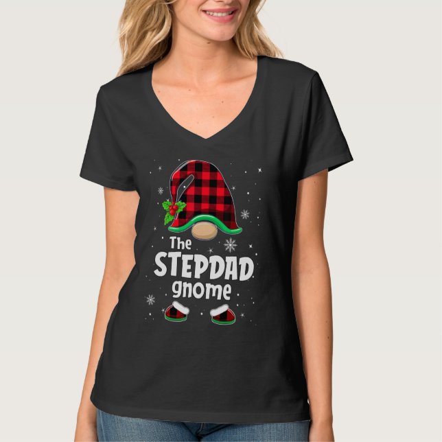 The Stepdad Gnome Buffalo Plaid Christmas Matching T Shirt (Framsida)