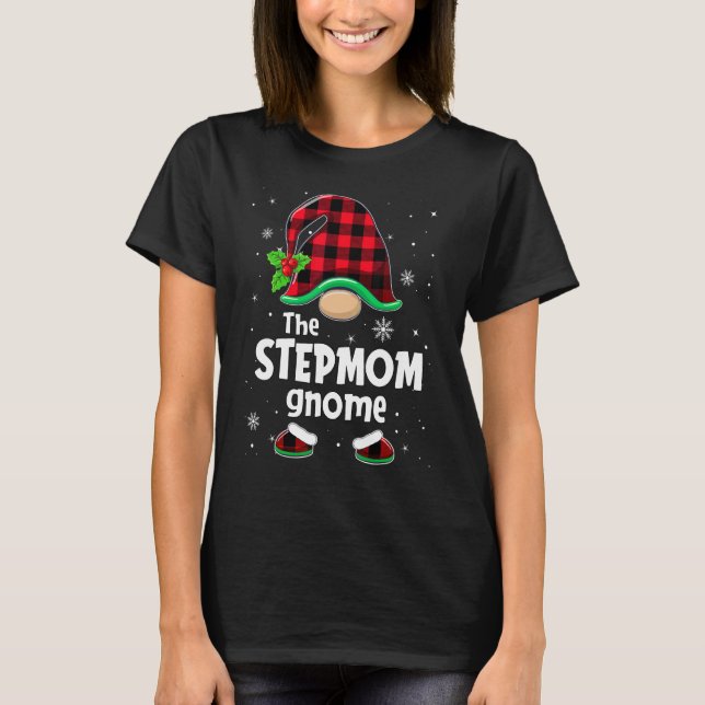 The Stepmom Gnome Buffalo Plaid Christmas Matching T Shirt (Framsida)