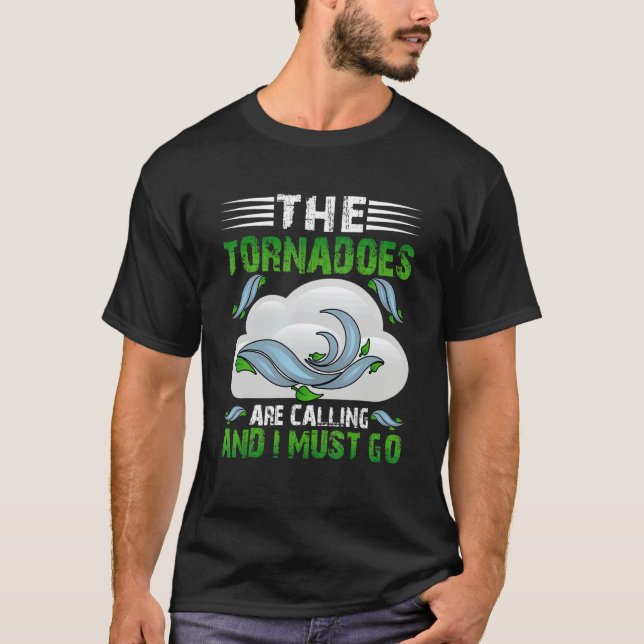 The Tornadoes Are Calling And I Must Go Weather Me T Shirt (Framsida)