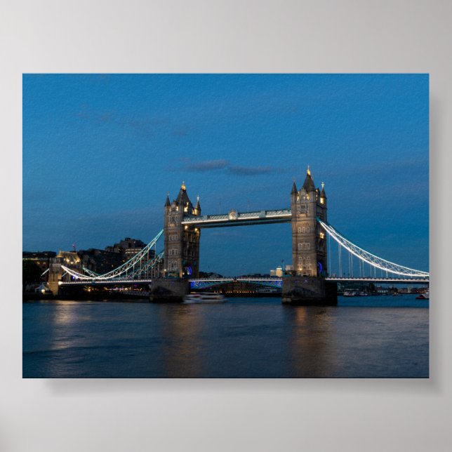 The tower bridge at blue hour poster (Framsidan)