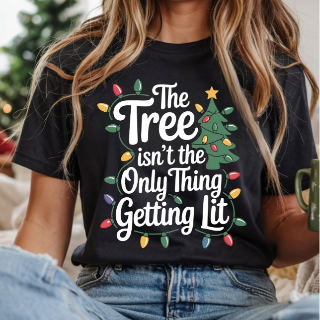 The Tree Isnt The Only Thing Getting Lit This Year T Shirt (Skapare uppladdad)
