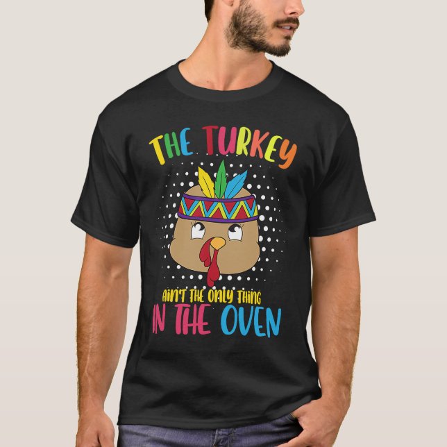 The Turkey Aint Only Thing In The Oven Thanksgivin T Shirt (Framsida)